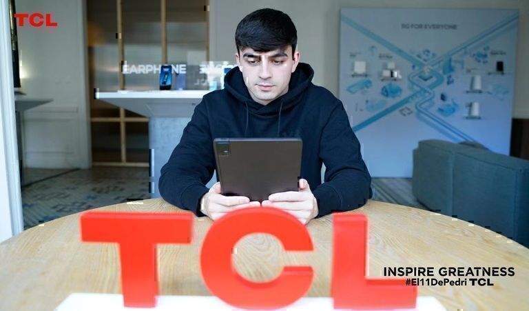 Pedri, embajador de TCL, también triunfa en el Mobile World Congress 2023